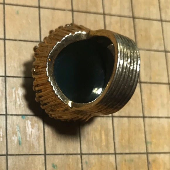 Gold Tone Brutalist Jade Faceted Costume Gem Statement Ring 1.25”x1.25” Sz 7.5 - Picture 9 of 11